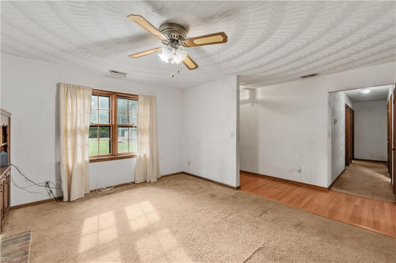 Photo 13 of 32 residential for sale in Chesapeake virginia