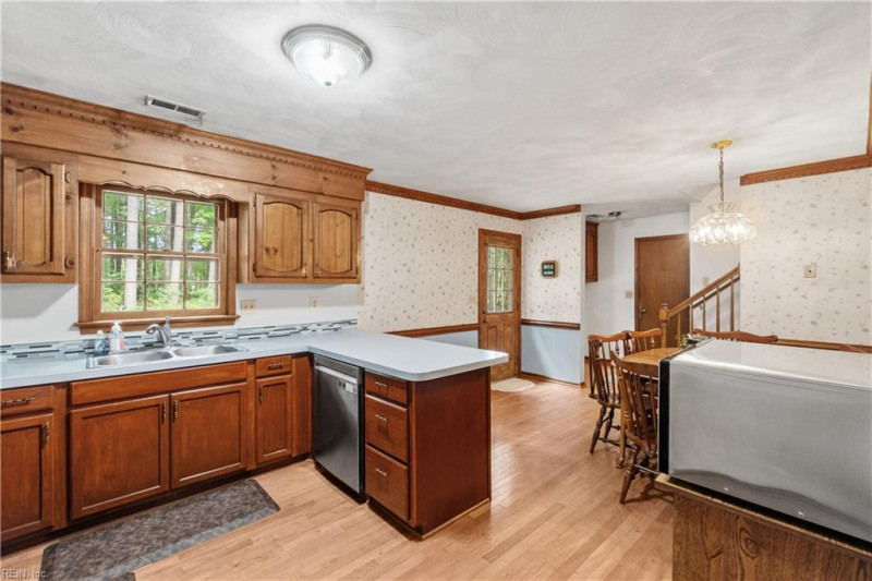 Photo 4 of 32 residential for sale in Chesapeake virginia