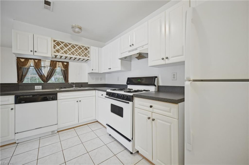 Photo 14 of 36 residential for sale in Hampton virginia