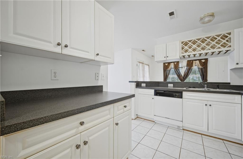 Photo 15 of 36 residential for sale in Hampton virginia