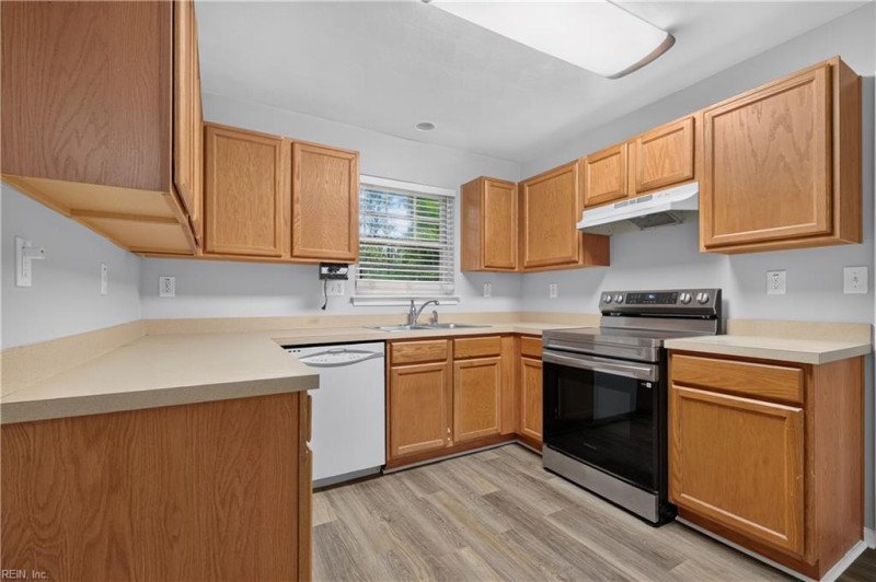 Photo 4 of 42 residential for sale in Chesapeake virginia
