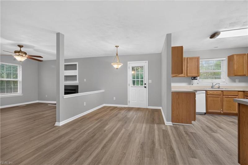 Photo 5 of 42 residential for sale in Chesapeake virginia