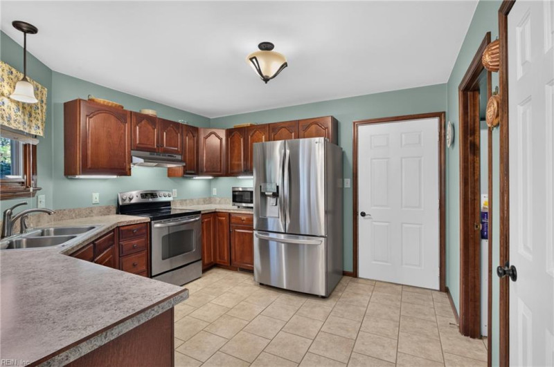 Photo 5 of 50 residential for sale in Gloucester County virginia