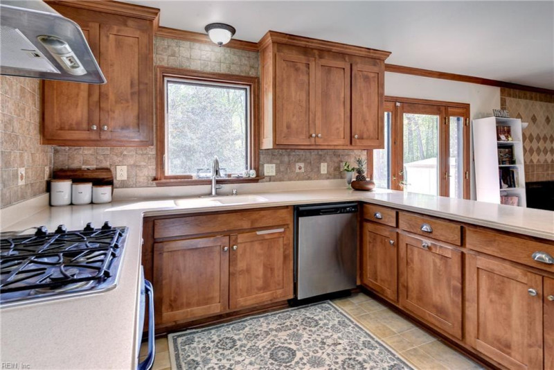 Photo 10 of 37 residential for sale in York County virginia