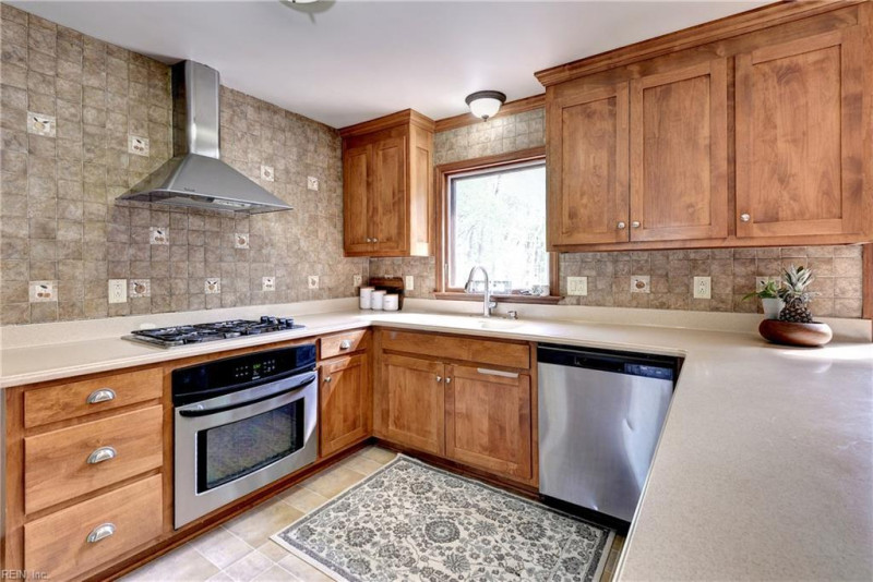 Photo 8 of 37 residential for sale in York County virginia