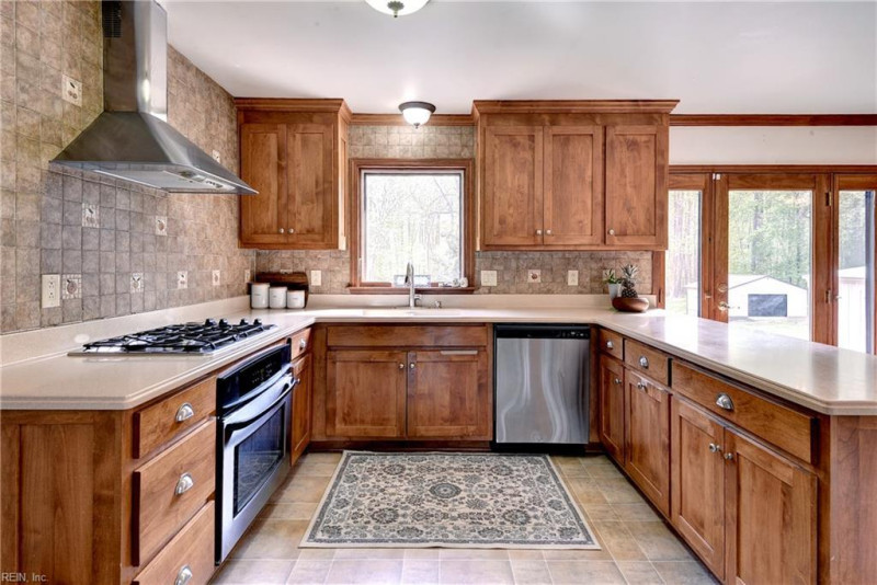 Photo 9 of 37 residential for sale in York County virginia