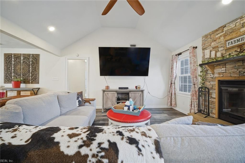 Photo 14 of 49 residential for sale in Chesapeake virginia