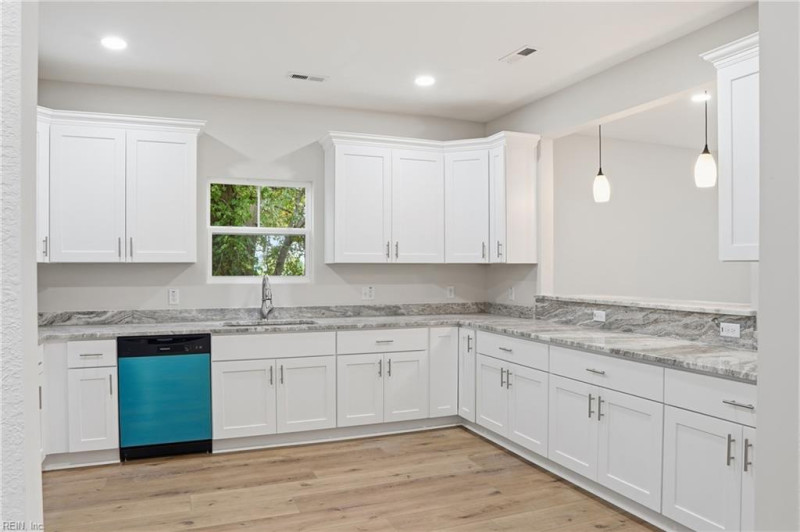 Photo 4 of 29 residential for sale in Portsmouth virginia