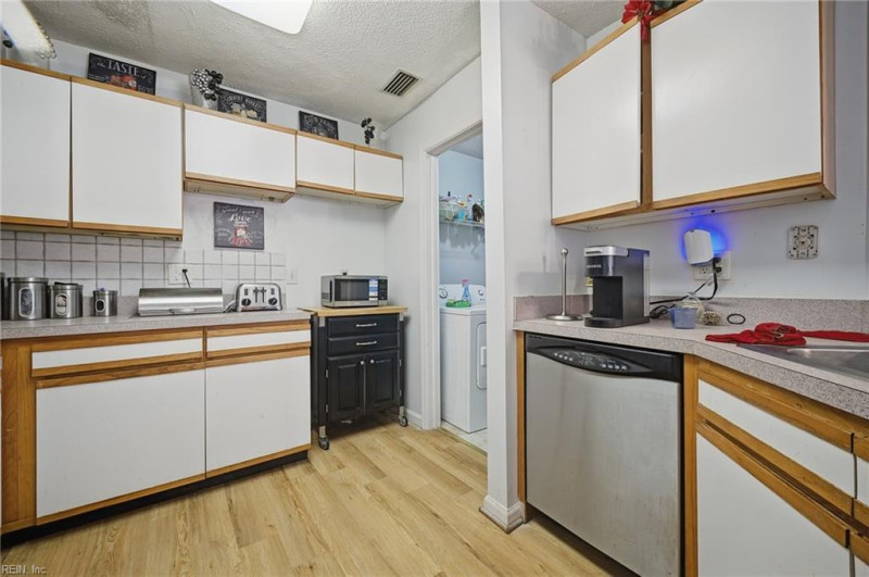 Photo 14 of 27 residential for sale in Hampton virginia