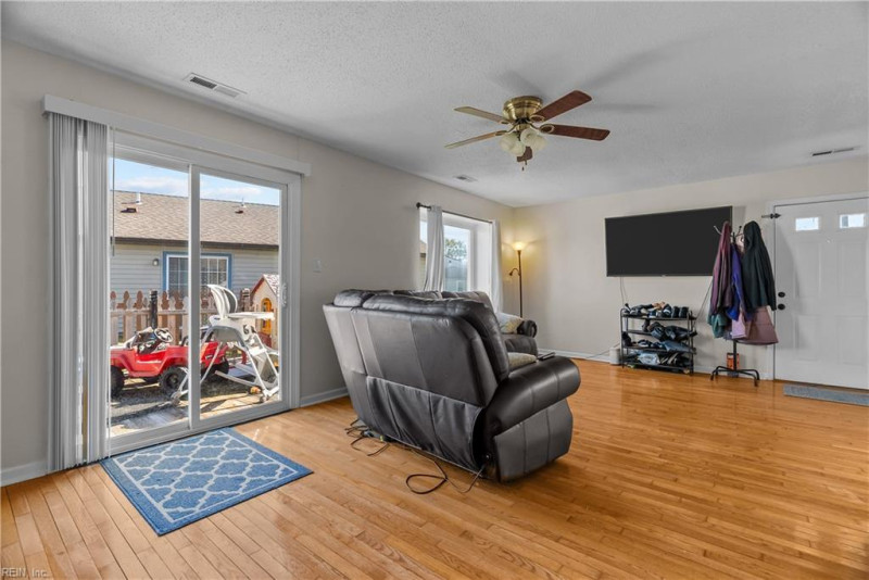 Photo 11 of 40 residential for sale in Chesapeake virginia