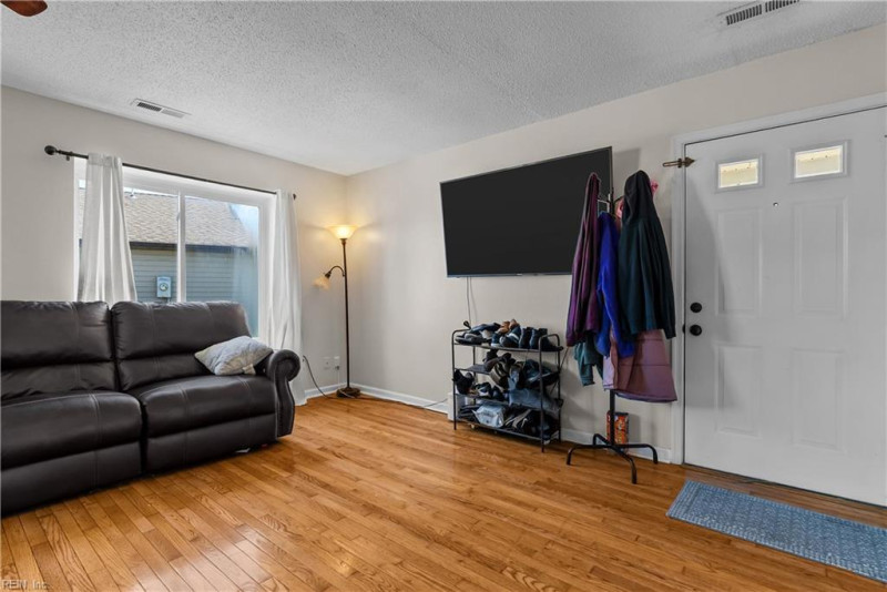 Photo 14 of 40 residential for sale in Chesapeake virginia