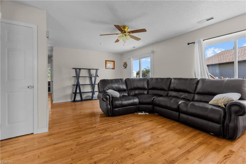 Photo 15 of 40 residential for sale in Chesapeake virginia