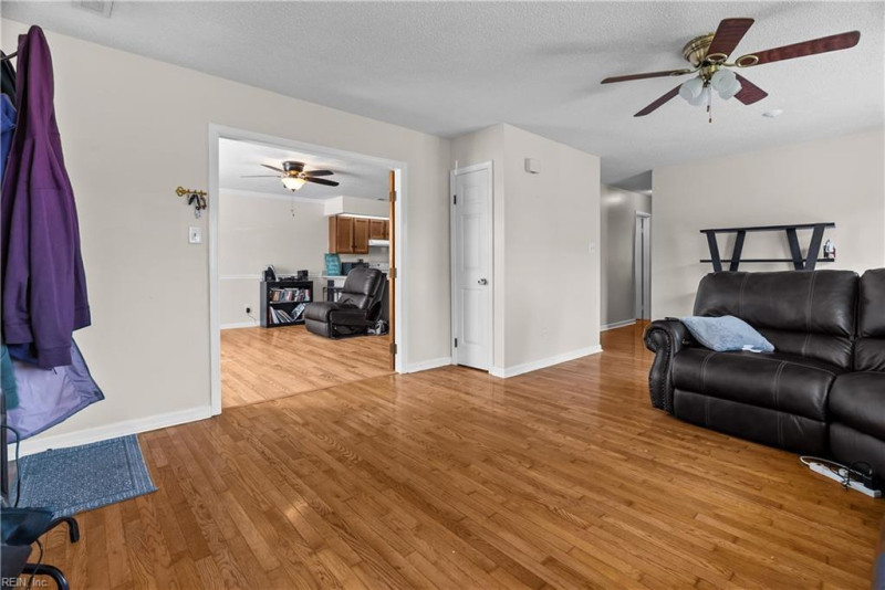 Photo 16 of 40 residential for sale in Chesapeake virginia