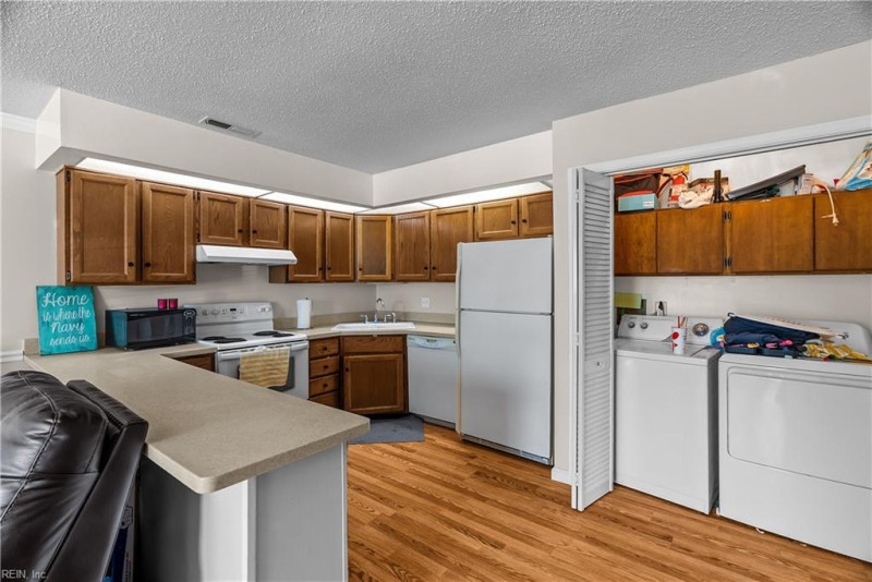 Photo 3 of 40 residential for sale in Chesapeake virginia