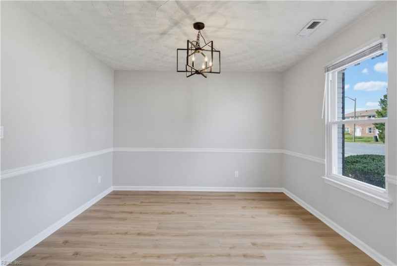 Photo 13 of 35 residential for sale in Chesapeake virginia