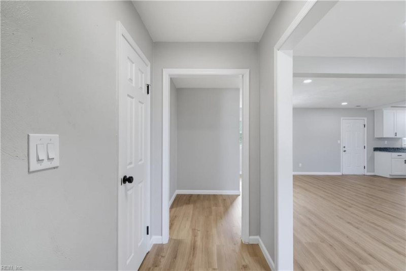 Photo 4 of 35 residential for sale in Chesapeake virginia