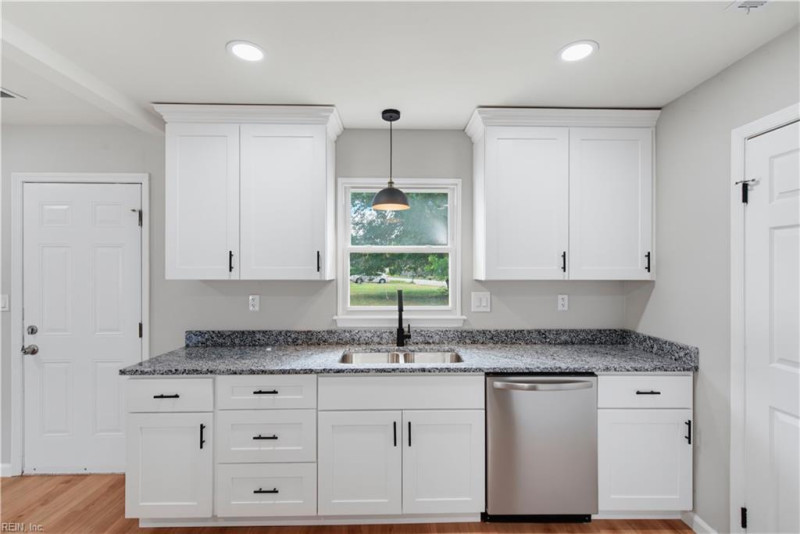 Photo 8 of 35 residential for sale in Chesapeake virginia
