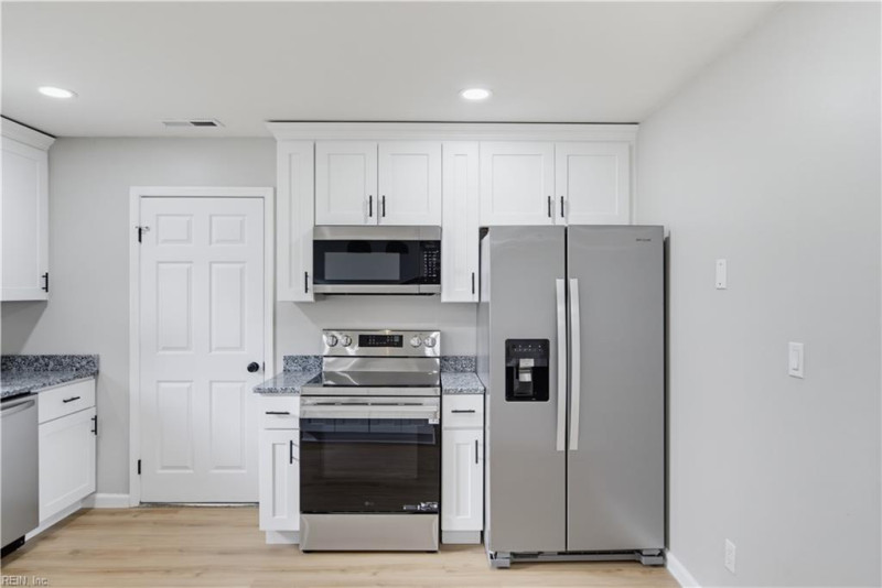 Photo 9 of 35 residential for sale in Chesapeake virginia