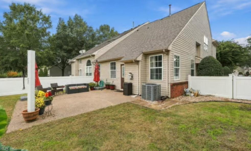 Photo 4 of 14 residential for sale in Suffolk virginia