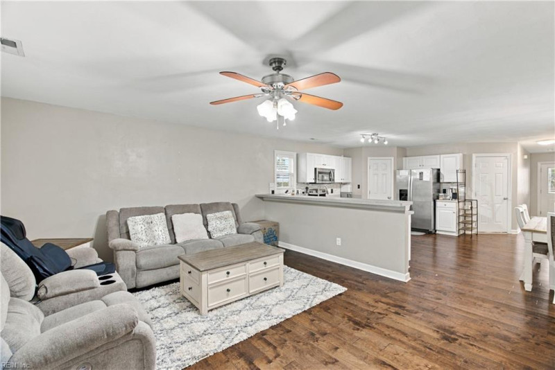 Photo 4 of 31 residential for sale in Chesapeake virginia