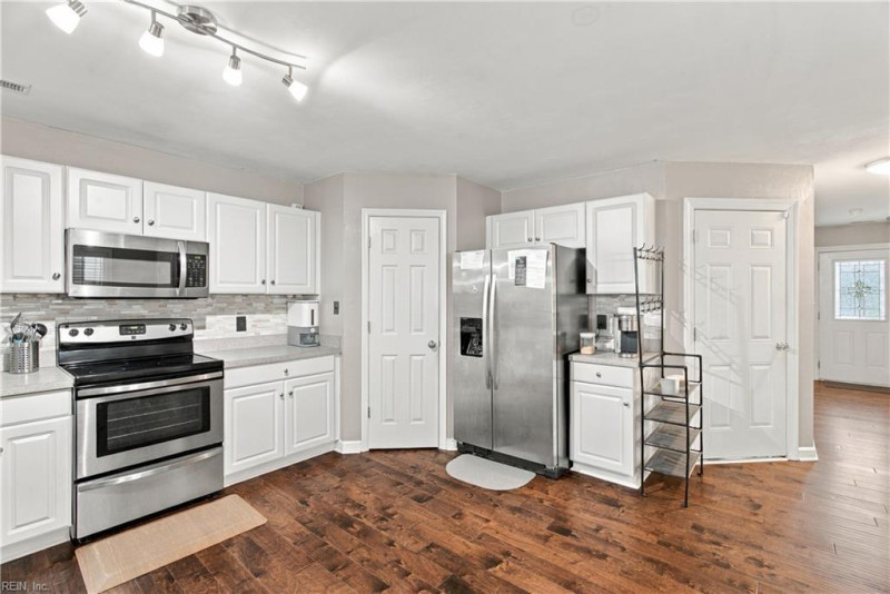 Photo 6 of 31 residential for sale in Chesapeake virginia