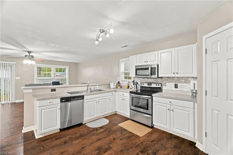 Photo 7 of 31 residential for sale in Chesapeake virginia