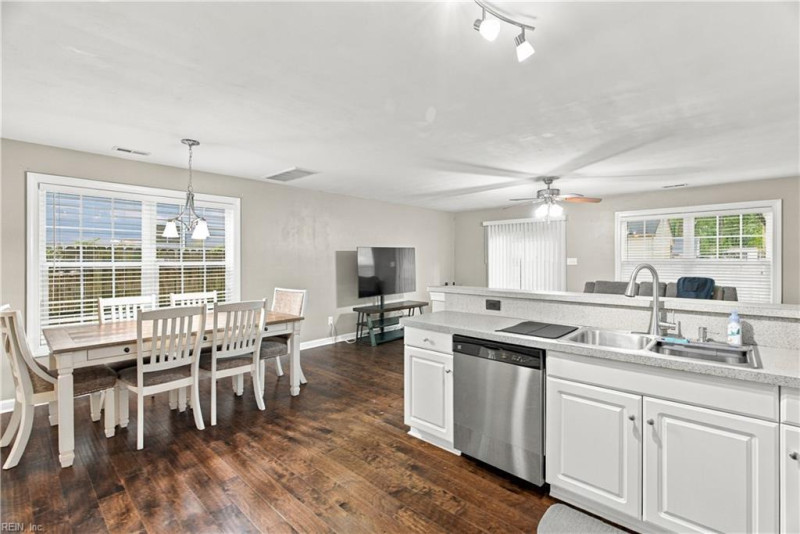 Photo 8 of 31 residential for sale in Chesapeake virginia