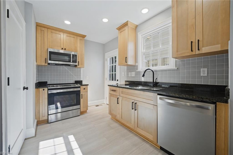 Photo 13 of 39 residential for sale in Portsmouth virginia