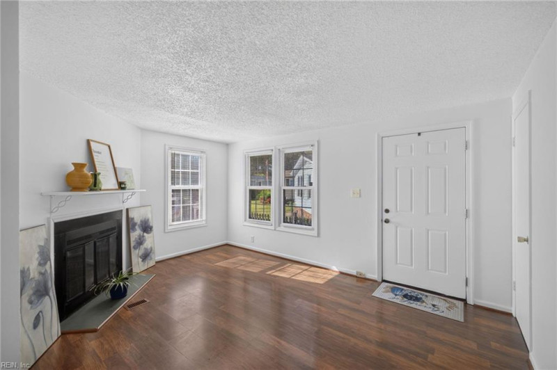 Photo 4 of 23 residential for sale in Virginia Beach virginia