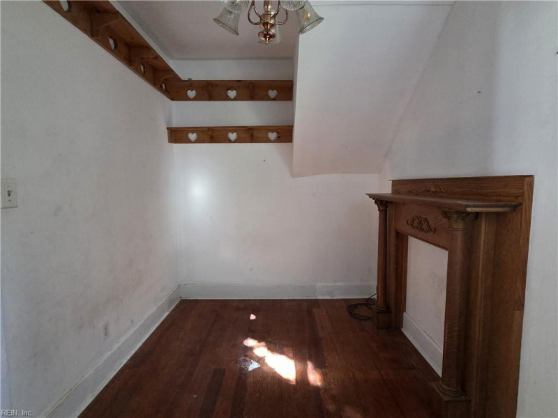 Photo 17 of 42 residential for sale in Hampton virginia