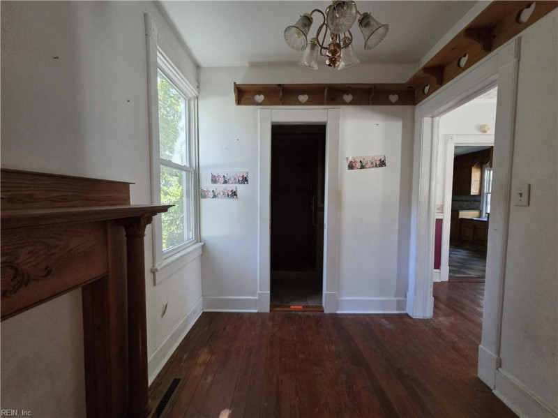 Photo 18 of 42 residential for sale in Hampton virginia