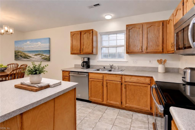 Photo 10 of 43 residential for sale in Hampton virginia