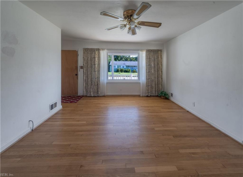 Photo 7 of 30 residential for sale in Chesapeake virginia