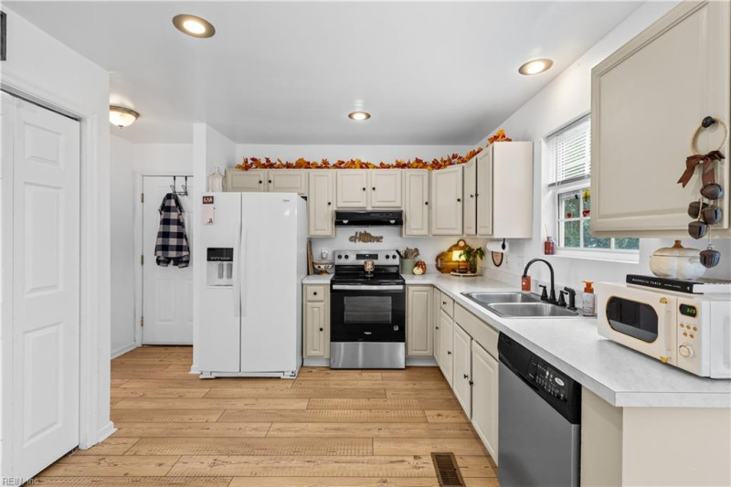 Photo 19 of 46 residential for sale in Hampton virginia