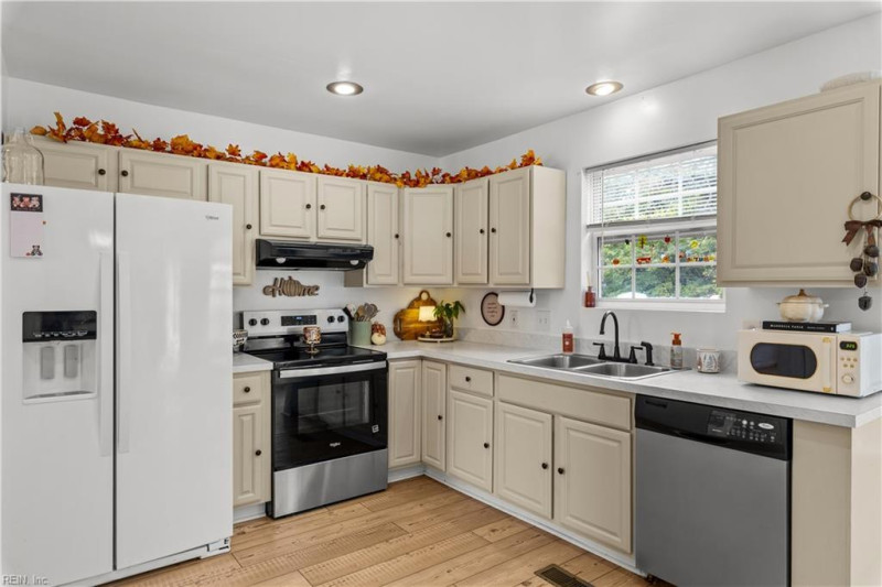 Photo 20 of 46 residential for sale in Hampton virginia