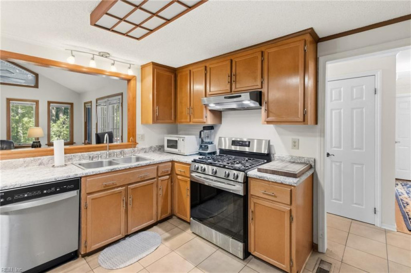 Photo 12 of 38 residential for sale in Gloucester County virginia