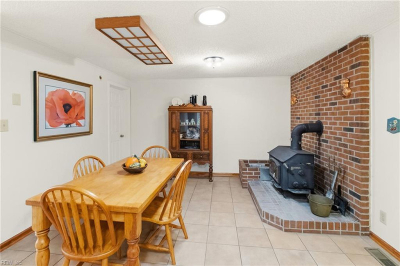 Photo 13 of 38 residential for sale in Gloucester County virginia