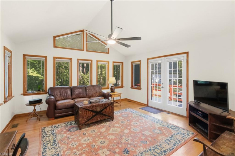 Photo 17 of 38 residential for sale in Gloucester County virginia