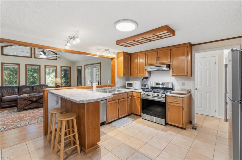 Photo 9 of 38 residential for sale in Gloucester County virginia