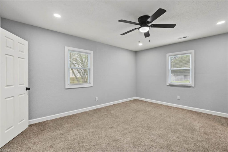 Photo 18 of 31 residential for sale in Chesapeake virginia