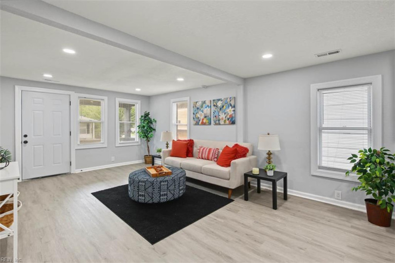 Photo 7 of 31 residential for sale in Chesapeake virginia