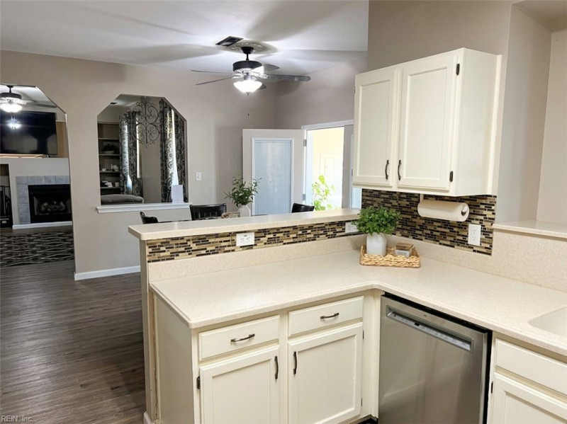 Photo 8 of 38 residential for sale in Chesapeake virginia