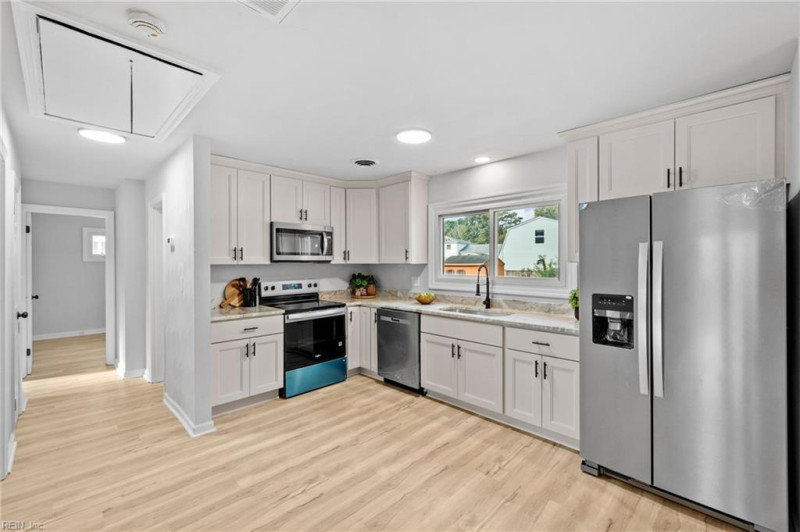 Photo 11 of 48 residential for sale in Hampton virginia