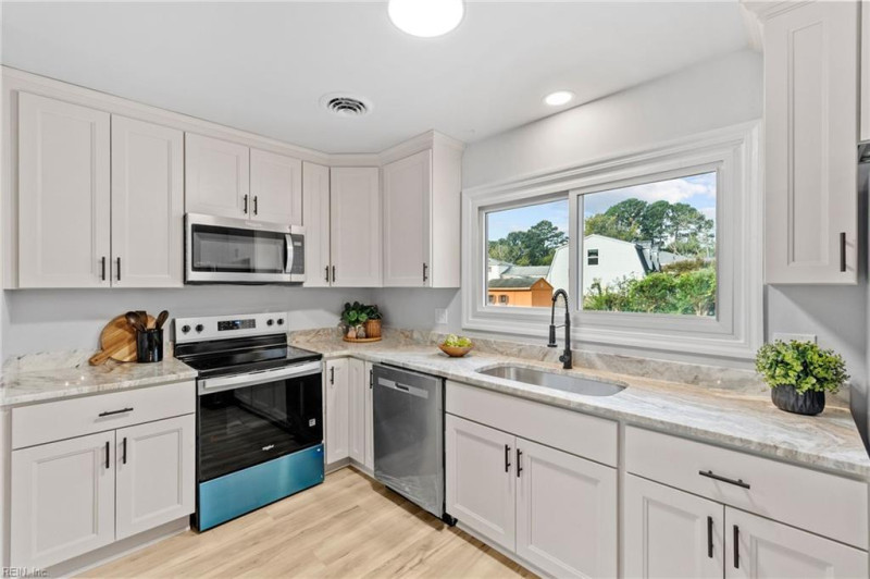 Photo 12 of 48 residential for sale in Hampton virginia