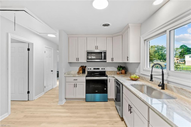 Photo 15 of 48 residential for sale in Hampton virginia