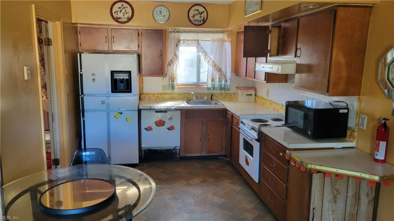 Photo 3 of 21 residential for sale in Chesapeake virginia