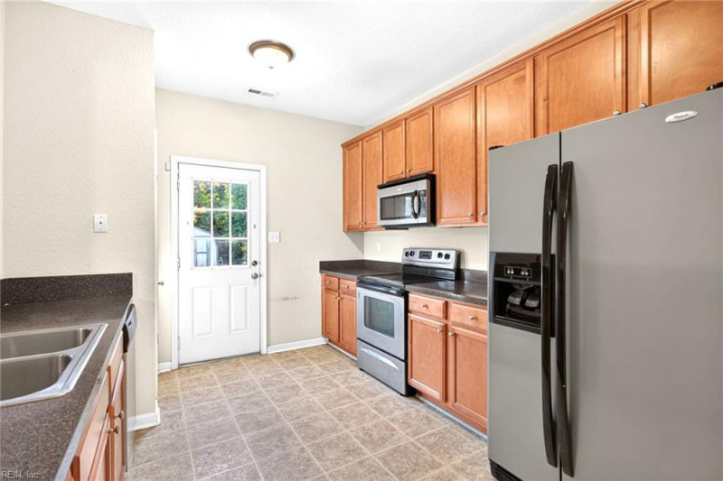 Photo 10 of 39 residential for sale in Chesapeake virginia