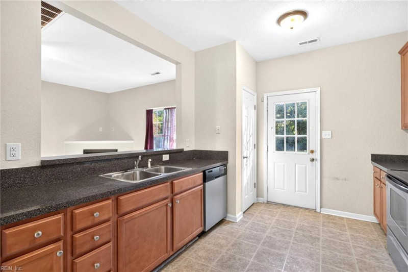 Photo 11 of 39 residential for sale in Chesapeake virginia