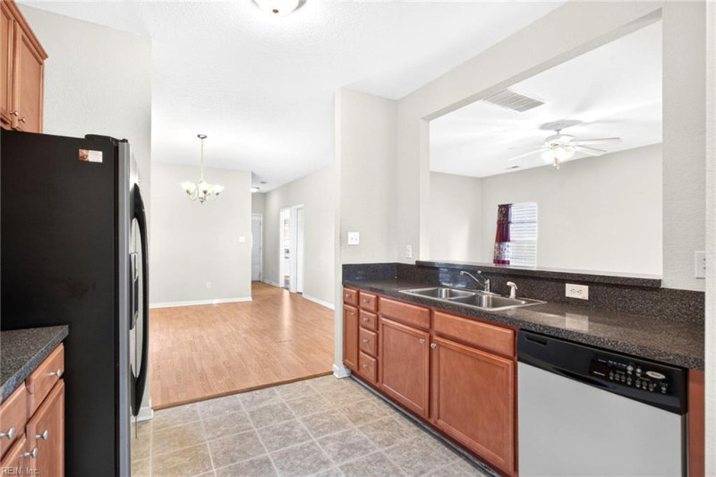 Photo 12 of 39 residential for sale in Chesapeake virginia