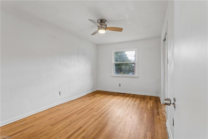 Photo 11 of 34 residential for sale in Hampton virginia